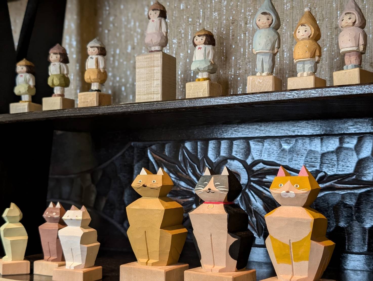 写真３：こっぱ人形「季節のおんなのこ」と「こっぱねこ」